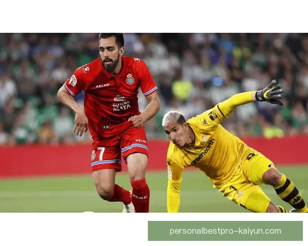 西甲联赛中的进攻艺术与球队战术创新，表现亮眼引发关注